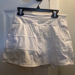 white lululemon skirt with spandex inside